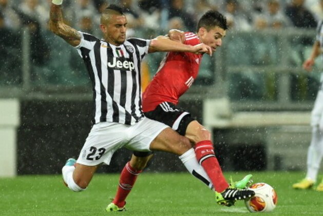 TURIN, ITALY - MAY 01:  Arturo Vidal (L) of Juventus  tackles Andre Gomesof SL Benfica during the UEFA Europa League semi final match between Juventus and SL Benfica at Juventus Arena on May 1, 2014 in Turin, Italy.  (Photo by Valerio Pennicino/Getty Images)