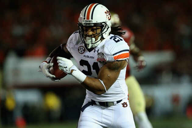 PASADENA, CA - JANUARY 06:  Running back Tre Mason #21 of the Auburn Tigers runs for a 12-yard touchdown against the Florida State Seminoles in the first quarter of the 2014 Vizio BCS National Championship Game at the Rose Bowl on January 6, 2014 in Pasadena, California.  (Photo by Stephen Dunn/Getty Images)