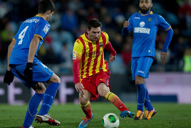 GETAFE, SPAIN - JANUARY 16:  Lionel Messi (R) of FC Barcelona competes for the ball alongside Lisandro Ezequiel Lopez (L) of Getafe CF during the Copa del Rey Round of 8 second leg match between Getafe CF and FC Barcelona at Coliseum Alfonso Perez on January 16, 2014 in Getafe, Spain.  (Photo by Gonzalo Arroyo Moreno/Getty Images)