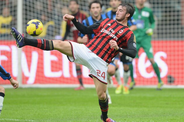 MILAN, ITALY - JANUARY 06:  Bryan Cristante of AC Milan in action during the Serie A match between AC Milan and Atalanta BC at San Siro Stadium on January 6, 2014 in Milan, Italy.  (Photo by Claudio Villa/Getty Images)
