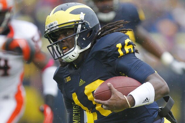 ANN ARBOR, MI - OCTOBER 13:  Denard Robinson #16 of the Michigan Wolverines runs for a second quarter touchdown while playing the Illinois Fighting Illini at Michigan Stadium on October 13, 2012 in Ann Arbor, Michigan. (Photo by Gregory Shamus/Getty Images)