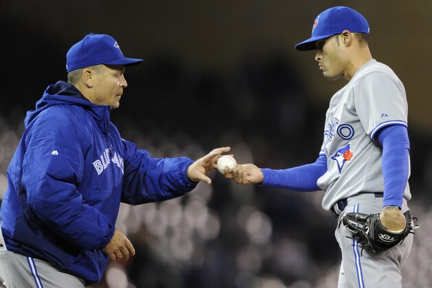 MINNEAPOLIS, MN - APRIL 17:  Manager John Gibbons #5 of the Toronto Blue Jays takes the ball from pitcher Sergio Santos #21 during the eighth inning in game two of a doubleheader against the Minnesota Twins on April 17, 2014 at Target Field in Minneapolis, Minnesota. The Twins defeated the Blue Jays 9-5. (Photo by Hannah Foslien/Getty Images)