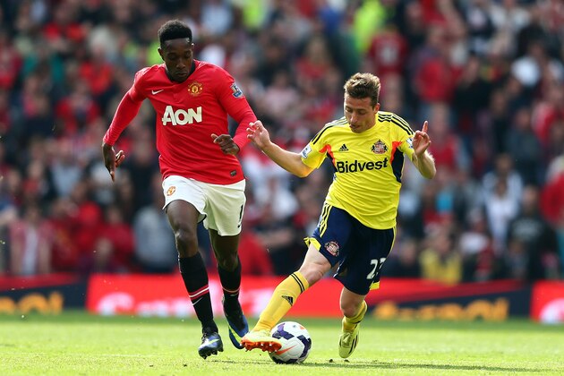 MANCHESTER, ENGLAND - MAY 03:  Emanuele Giaccherini of Sunderland is challenged by Danny Welbeck of Manchester United during the Barclays Premier League match between Manchester United and Sunderland at Old Trafford on May 3, 2014 in Manchester, England.  (Photo by Clive Mason/Getty Images)