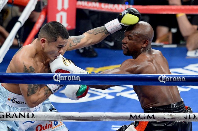 LAS VEGAS, NV - MAY 03:  (L-R) Marcos Maidana and Floyd Mayweather Jr. exchange blows during their WBC/WBA welterweight unification fight at the MGM Grand Garden Arena on May 3, 2014 in Las Vegas, Nevada.  (Photo by Ethan Miller/Getty Images)
