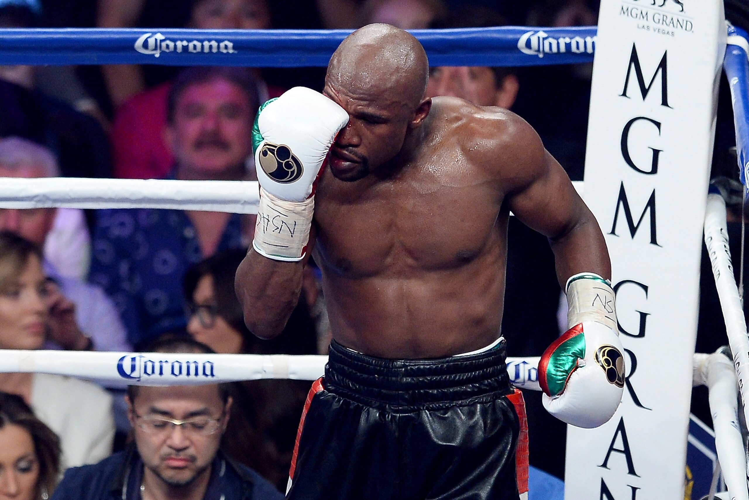 LAS VEGAS, NV - MAY 03: Floyd Mayweather Jr. holds his head after he is cut against Marcos Maidana during their WBC/WBA welterweight unification fight at the MGM Grand Garden Arena on May 3, 2014 in Las Vegas, Nevada. (Photo by Ethan Miller/Getty Images) LAS VEGAS, NV - MAY 03: Floyd Mayweather Jr. holds his head after he is cut against Marcos Maidana during their WBC/WBA welterweight unification fight at the MGM Grand Garden Arena on May 3, 2014 in Las Vegas, Nevada. (Photo by Ethan Miller/Getty Images)