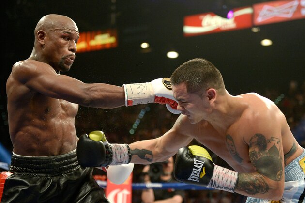 LAS VEGAS, NV - MAY 03:  (L-R) Floyd Mayweather Jr. and Marcos Maidana exchange blows during their WBC/WBA welterweight unification fight at the MGM Grand Garden Arena on May 3, 2014 in Las Vegas, Nevada.  (Photo by Harry How/Getty Images)