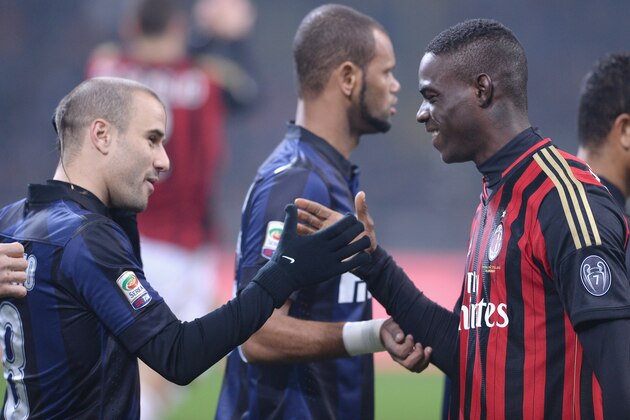 MILAN, ITALY - DECEMBER 22:  Rodrigo Palacio of FC Inter Milan (L) and Mario Balotelli of AC Milan prior to the Serie A match between FC Internazionale Milano and AC Milan at San Siro Stadium on December 22, 2013 in Milan, Italy.  (Photo by Claudio Villa/Getty Images)