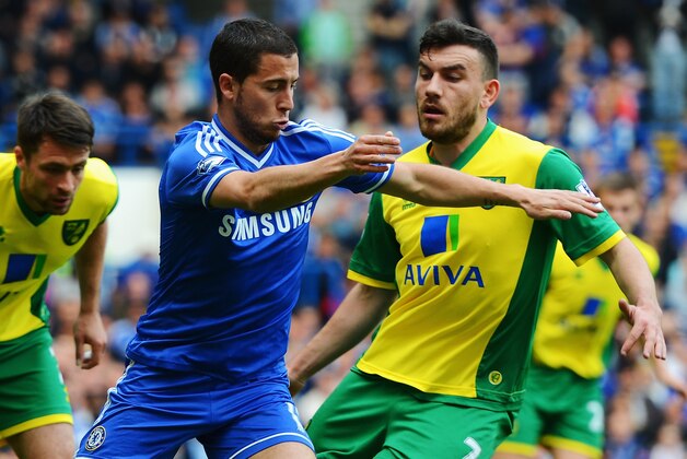 LONDON, ENGLAND - MAY 04:  Eden Hazard of Chelsea holds off the challenge of Robert Snodgrass of Norwich City during the Barclays Premier League match between Chelsea and Norwich City at Stamford Bridge on May 4, 2014 in London, England.  (Photo by Michael Regan/Getty Images)