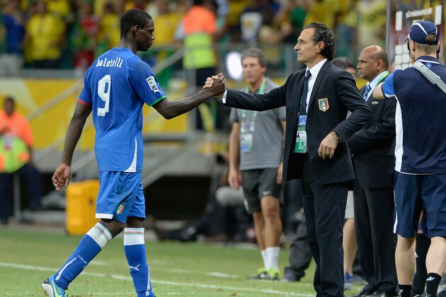 SALVADOR, BRAZIL - JUNE 22:  Mario Balotelli of Italy shkaes hands with Cesare Prandelli head coach of Italy after defeat in the FIFA Confederations Cup Brazil 2013 Group A match between Italy and Brazil at Estadio Octavio Mangabeira (Arena Fonte Nova Salvador) on June 22, 2013 in Salvador, Brazil.  (Photo by Claudio Villa/Getty Images)