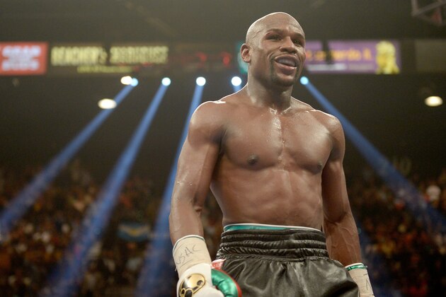 LAS VEGAS, NV - MAY 03:  Floyd Mayweather Jr. smiles while taking on Marcos Maidana during their WBC/WBA welterweight unification fight at the MGM Grand Garden Arena on May 3, 2014 in Las Vegas, Nevada.  (Photo by Harry How/Getty Images)