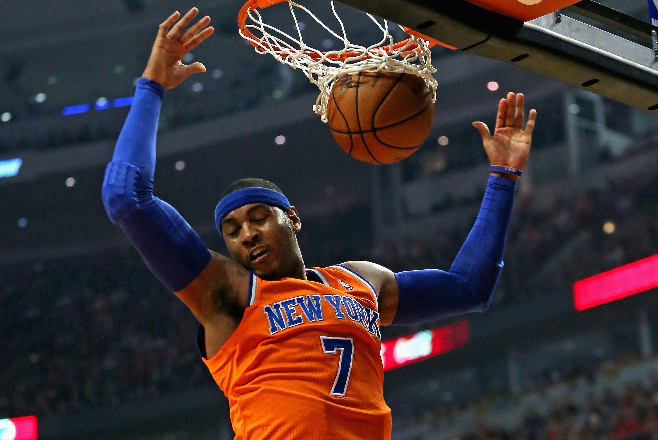 CHICAGO, IL - OCTOBER 31: Carmelo Anthony #7 of the New York Knicks dunks against the Chicago Bulls at the United Center on October 31, 2013 in Chicago, Illinois. NOTE TO USER: User expressly acknowledges and agrees that, by downloading and or using this photograph, User is consenting to the terms and conditions of the Getty Images License Agreement.  (Photo by Jonathan Daniel/Getty Images)