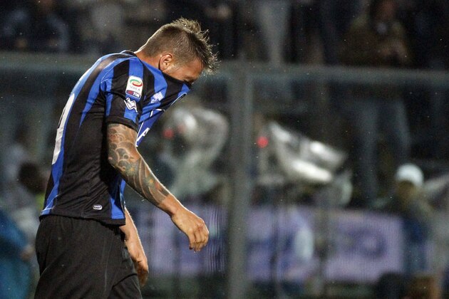 Atalanta's German Denis, of Argentina, covers his face after missing a scoring chance during a Serie A soccer match against Genoa in Bergamo, Italy, Sunday, April 27, 2014. (AP Photo/Felice Calabro')