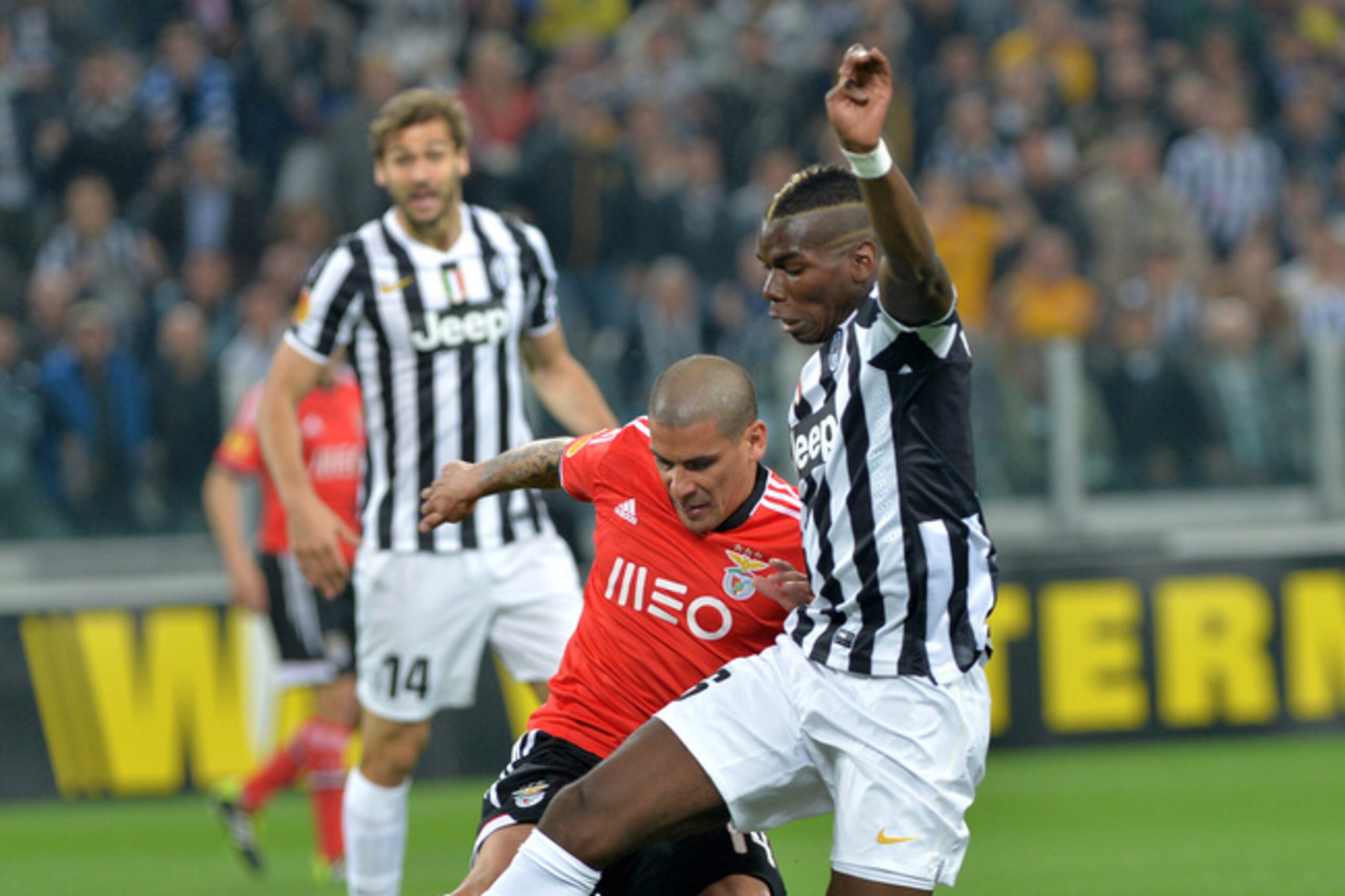 Juventus midfielder Paul Pogba, of France, right, challenges for the ball with Benfica defender Maxi Pereira during the Europa League semifinal second leg soccer match between Juventus and Benfica at the Juventus stadium, in Turin, Italy, Thursday, May 1, 2014. (AP Photo/ Massimo Pinca)