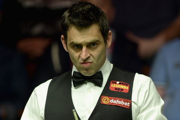 SHEFFIELD, ENGLAND - MAY 04:  Ronnie O'Sullivan lines up a shot against Mark Selby during The Dafabet World Snooker Championship final at Crucible Theatre on May 4, 2014 in Sheffield, England.  (Photo by Gareth Copley/Getty Images)
