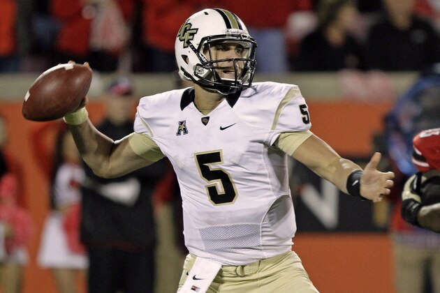 Central Florida quarterback Blake Bortles passes against Louisville in the second half of an NCAA college football game in Louisville, Ky., Friday, Oct. 18, 2013. Bortles completed 21 of 32 passes for 250 yards and two touchdowns, as Central Florida won 38-35. (AP Photo/Garry Jones)