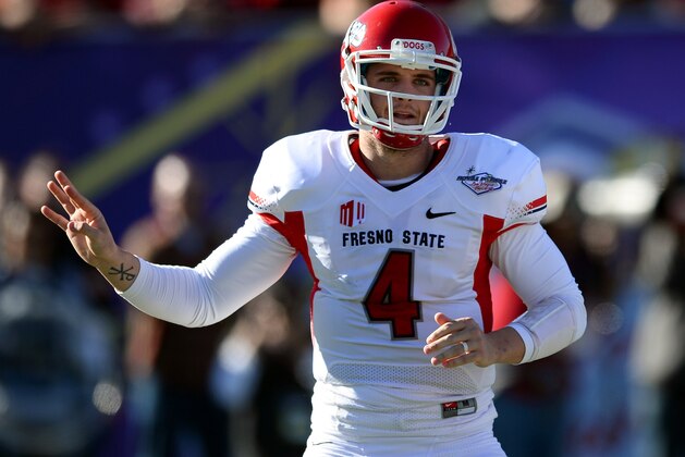 LAS VEGAS, NV - DECEMBER 21:  Quarterback Derek Carr #4 of the Fresno State Bulldogs signals teammates during the team's game against the USC Trojans in the Royal Purple Las Vegas Bowl at Sam Boyd Stadium on December 21, 2013 in Las Vegas, Nevada. USC won 45-20.  (Photo by Ethan Miller/Getty Images)
