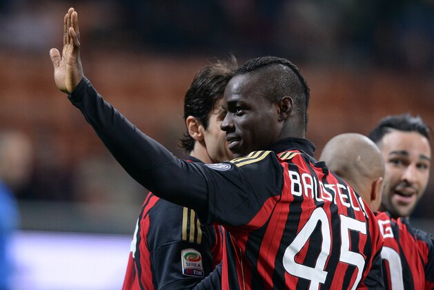 MILAN, ITALY - MARCH 29:  Mario Balotelli of AC Milan celebrates scoring the first goal during the Serie A match between AC Milan and AC Chievo Verona at San Siro Stadium on March 29, 2014 in Milan, Italy.  (Photo by Claudio Villa/Getty Images)