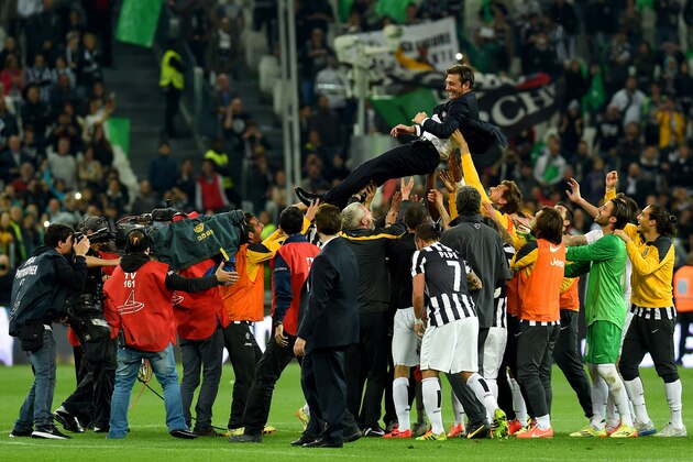 TURIN, ITALY - MAY 05:  Antonio Conte head coach of Juventus FC is lifted by his players after beating Atalanta BC 1-0 to win the Serie A Championships at the end of the Serie A match between Juventus and Atalanta BC at Juventus Arena on May 5, 2014 in Turin, Italy.  (Photo by Valerio Pennicino/Getty Images)