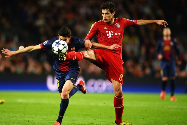 BARCELONA, SPAIN - MAY 01:  (L-R) Marc Bartra of Barcelona and Javi Martinez of Munich challenge for the ball during the UEFA Champions League semi final second leg match between Barcelona and FC Bayern Muenchen at Nou Camp on May 1, 2013 in Barcelona, Spain.  (Photo by Mike Hewitt/Getty Images)