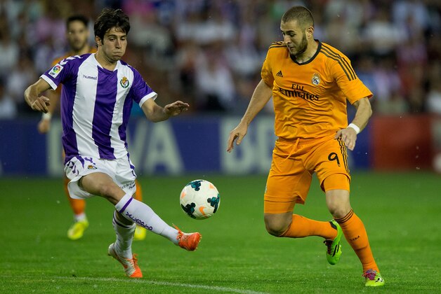 VALLADOLID, SPAIN - MAY 07: Karim Benzema (R) of Real Madrid CF competes for the ball with Marc Valiente (L) of Real Valladolid CF during the La Liga match between Real Valladolid CF and Real Madrid CF at Estadio Jose Zorilla on May 7, 2014 in Valladolid, Spain.  (Photo by Gonzalo Arroyo Moreno/Getty Images)