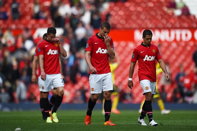 MANCHESTER, ENGLAND - MAY 03:  Dejected Manchester United players walk off the pitch following their team's1-0 defeat during the Barclays Premier League match between Manchester United and Sunderland at Old Trafford on May 3, 2014 in Manchester, England.  (Photo by Shaun Botterill/Getty Images)