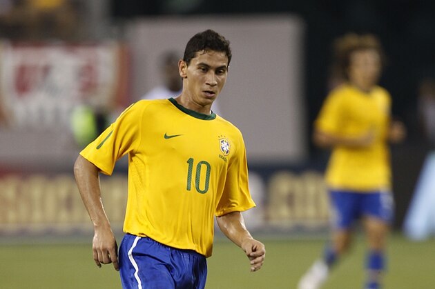 EAST RUTHERFORD, NJ - AUGUST 10: Paulo Henrique Ganso #10 of Brazil runs upfield in the first half of a friendly match against the U.S. at the New Meadowlands on August 10, 2010 in East Rutherford, New Jersey. (Photo by Jeff Zelevansky/Getty Images)