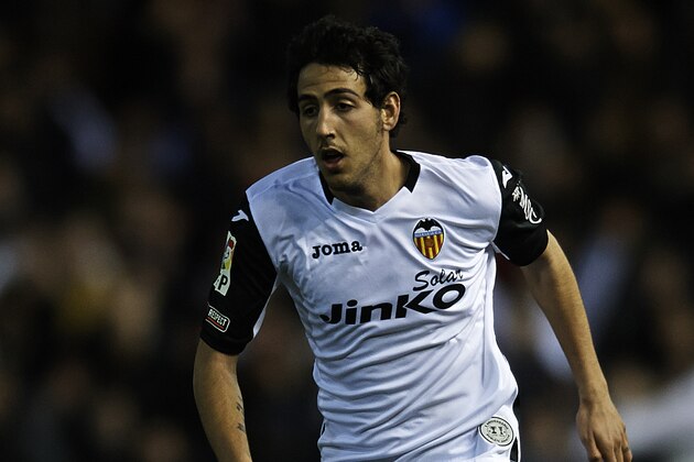 VALENCIA, SPAIN - JANUARY 04:  Dani Parejo of Valencia runs with the ball during the La Liga match between Valencia CF and Levante UD at Estadio Mestalla on January 04, 2013 in Valencia, Spain.  (Photo by Manuel Queimadelos Alonso/Getty Images)