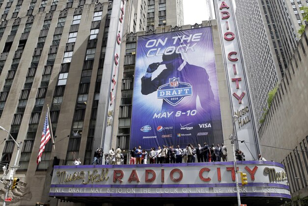 Los prospectos del draft de la NFL de 2014 se alinean sobre la marquesina del Radio City Music Hall durante una sesión fotográfica el miércoles 7 de mayo de 2014 en Nueva York. (AP Photo/Seth Wenig)