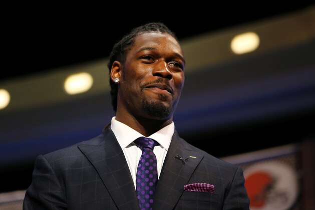 NEW YORK, NY - MAY 08:  Jadeveon Clowney of the South Carolina Gamecocks is introduced during the first round of the 2014 NFL Draft at Radio City Music Hall on May 8, 2014 in New York City.  (Photo by Elsa/Getty Images)