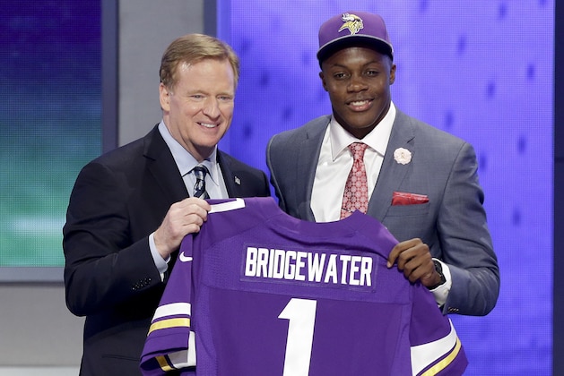 Louisville quarterback Teddy Bridgewater poses with NFL commissioner Roger Goodell after being selected by the Minnesota Vikings as the 32 pick in the first round of the 2014 NFL Draft, Thursday, May 8, 2014, in New York. (AP Photo/Frank Franklin II)