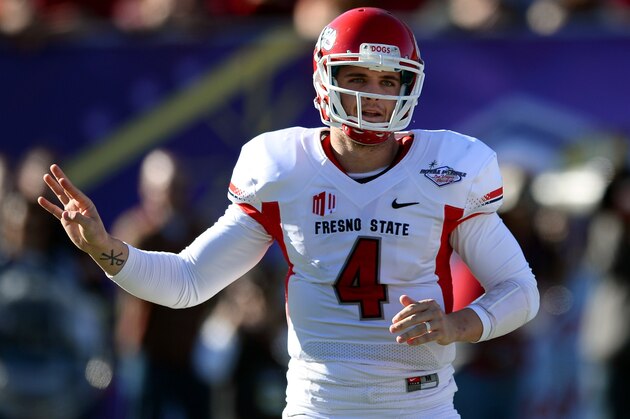 LAS VEGAS, NV - DECEMBER 21:  Quarterback Derek Carr #4 of the Fresno State Bulldogs signals teammates during the team's game against the USC Trojans in the Royal Purple Las Vegas Bowl at Sam Boyd Stadium on December 21, 2013 in Las Vegas, Nevada. USC won 45-20.  (Photo by Ethan Miller/Getty Images)