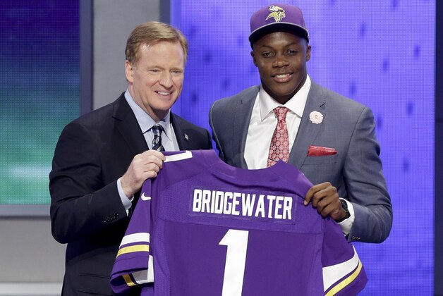 Louisville quarterback Teddy Bridgewater poses with NFL commissioner Roger Goodell after being selected by the Minnesota Vikings as the 32 pick in the first round of the 2014 NFL Draft, Thursday, May 8, 2014, in New York. (AP Photo/Frank Franklin II)