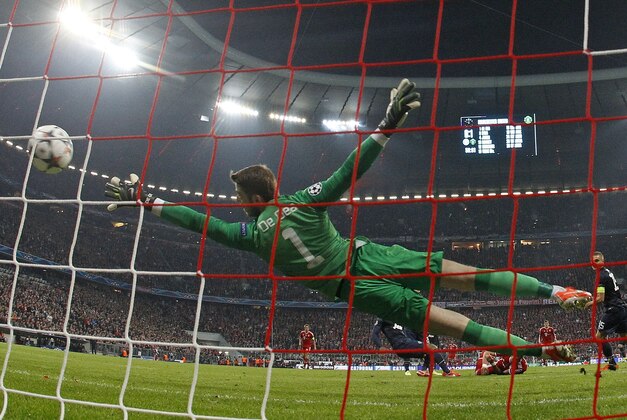 Manchester United's goalkeeper David de Gea is beaten by a header from Bayern's Mario Mandzukic to score his sides equalising goal during the Champions League quarterfinal second leg soccer match between Bayern Munich and Manchester United in the Allianz Arena in Munich, Germany, Wednesday, April 9, 2014. (AP Photo/Matthias Schrader)