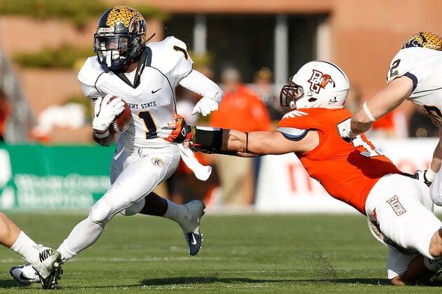 COLUMBUS, OH - NOVEMBER 17:  Dri Archer #1 of the Kent State Golden Flashes breaks a tackle by Paul Swan #33 of the Bowling Green Falcons on November 17, 2012 at Doyt Perry Stadium in Bowling Green, Ohio. Kent State defeated Bowling Green 31-24. (Photo by Kirk Irwin/Getty Images)