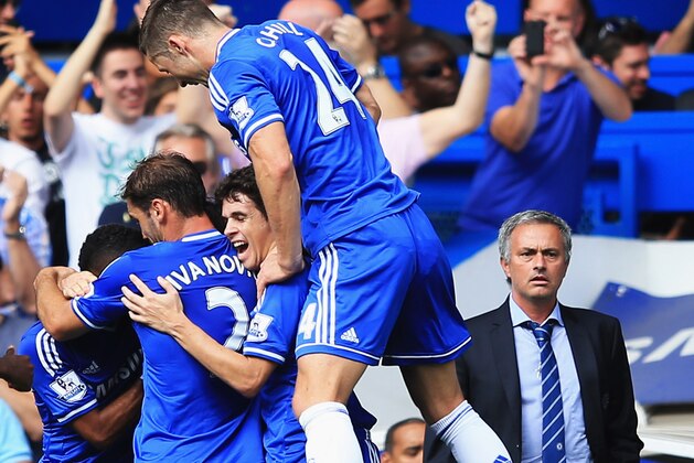 LONDON, ENGLAND - AUGUST 18:  Frank Lampard of Chelsea celebrates with team mates and manager Jose Mourinho after scoring the second goal during the Barclays Premier League match between Chelsea and Hull City at Stamford Bridge on August 18, 2013 in London, England.  (Photo by Richard Heathcote/Getty Images)