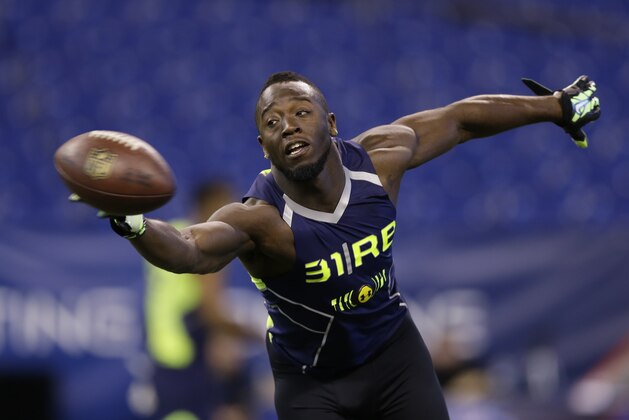 Oregon running back De'Anthony Thomas runs a drill at the NFL football scouting combine in Indianapolis, Sunday, Feb. 23, 2014. (AP Photo/Michael Conroy)