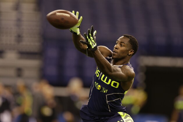 South Carolina wide receiver Bruce Ellington makes a catch during a drill at the NFL football scouting combine in Indianapolis, Sunday, Feb. 23, 2014. (AP Photo/Michael Conroy)