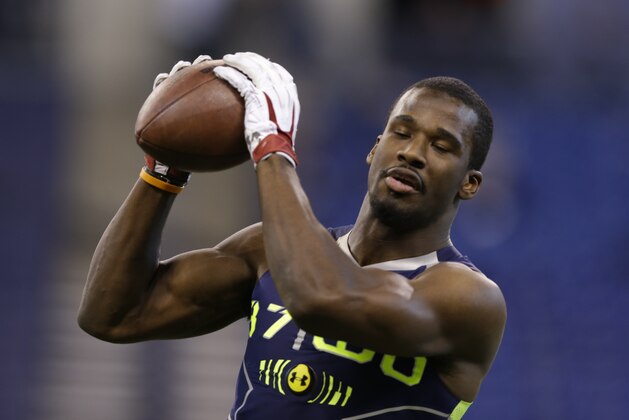 Alabama wide receiver Kevin Norwood makes a catch during a drill at the NFL football scouting combine in Indianapolis, Sunday, Feb. 23, 2014. (AP Photo/Michael Conroy)
