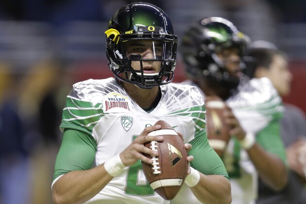 Oregon's Marcus Mariota throws to prepare for the Valero Alamo Bowl NCAA college football game against Texas, Monday,  Dec. 30, 2013, in San Antonio. (AP Photo/Eric Gay)