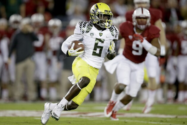 PALO ALTO, CA - NOVEMBER 07:  Running back De'Anthony Thomas #6 of the Oregon Ducks runs the ball in the first half in front of linebacker James Vaughters #9 of the Stanford Cardinal at Stanford Stadium on November 7, 2013 in Palo Alto, California.  (Photo by Ezra Shaw/Getty Images)