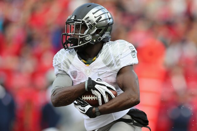 TUCSON, AZ - NOVEMBER 23:  Running back De'Anthony Thomas #6 of the Oregon Ducks rushes the football during the college football game against the Arizona Wildcats at Arizona Stadium on November 23, 2013 in Tucson, Arizona.  The Wildcats defeated the Ducks 42-16.  (Photo by Christian Petersen/Getty Images)