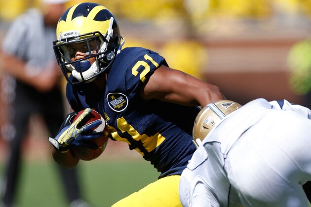ANN ARBOR, MI - SEPTEMBER 14: Jeremy Gallon #21 of the Michigan Wolverines looks for running room after a fourth quarter catch while playing the Akron Zips at Michigan Stadium on September 14, 2013 in Ann Arbor, Michigan. Michigan on the game 28-24. (Photo by Gregory Shamus/Getty Images)