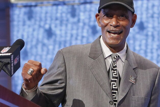 El ex cornerback de los Raiders de Oakland, Willie Brown, anuncia que el quarterback de Fresno, Derek Carr, rue la 36ra selección del draft, reclutado por los Raiders de Oakland, el viernes 9 de mayo de 2014 (AP Foto/Jason DeCrow)