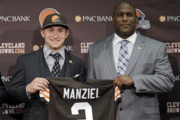El nuevo quarterback de los Cleveland Browns, Johnny Manziel, de Texas A&M, sostiene su nuevo jersey al lado del gerente general del equipo, Ray Farmer en las instalaciones de entrenamiento del equipo durante la conferencia de prensa del viernes 9 de mayo de 2014 en Berea, Ohio. (FOTO AP/Tony Dejak)