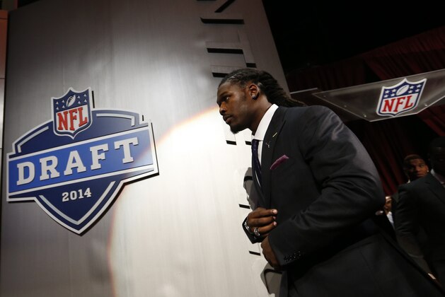 Jadeveon Clowney, from South Carolina, walks on stage for a group photo with fellow draft prospects before the first round of the NFL football draft, Thursday, May 8, 2014, at Radio City Music Hall in New York. (AP Photo/Jason DeCrow)