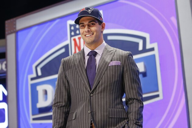 Jimmy Garoppolo, quarterback de Eastern Illinois, sonríe luego de ser tomado en el draft de la NFL por los Patriots de Nueva Inglaterra con la selección 82 el viernes 9 de mayo de 2014 en Nueva York. (Foto AP/Jason DeCrow)