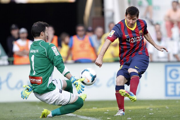 Elche's Manuel Herrera Yague blocks a shot by Barcelna's Lionel Messi from Argentina during a Spanish La Liga soccer match at the Martinez Valero stadium in Elche, Spain, Sunday, May 11, 2014. (AP Photo/Alberto Saiz)