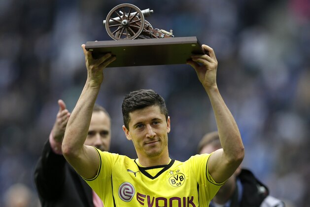 Dortmund's Robert Lewandowski of Poland lifts the goal-getter trophy after the German Bundesliga soccer match between Hertha BSC Berlin and Borussia Dortmund in  in Berlin, Germany, Saturday, May 10, 2014. (AP Photo/Michael Sohn)