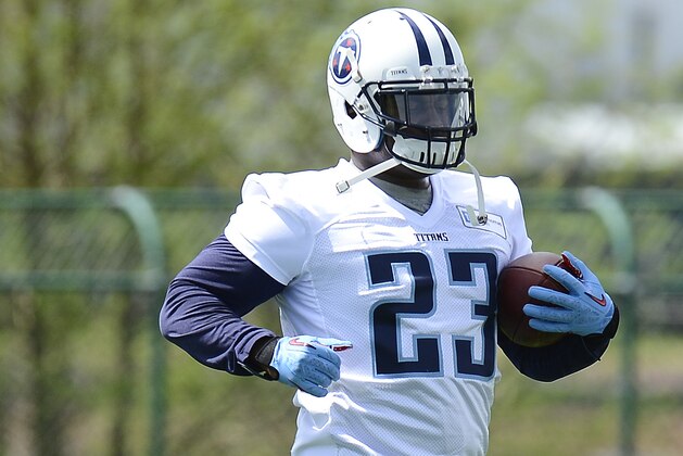 Tennessee Titans running back Shonn Greene runs a play during an NFL football minicamp workout on Tuesday, April 29, 2014, in Nashville, Tenn. (AP Photo/Mark Zaleski)