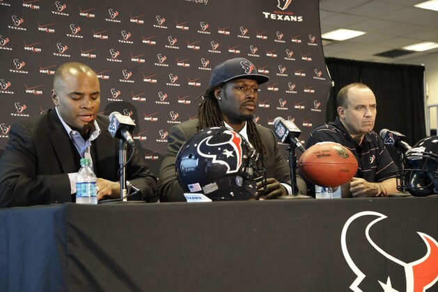 Houston Texans general manager Rick Smith, left, and coach Bill O'Brien, right, introduce their No. 1 overall NFL draft pick defensive end Jadeveon Clowney at a press conference Friday, May 9, 2014, in Houston. (AP Photo/Pat Sullivan)